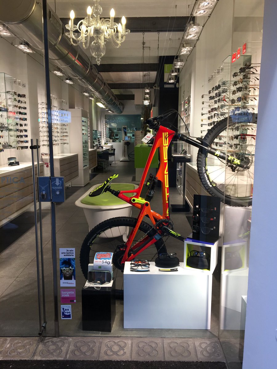 tiagomelo70's tweet photo. I’ve seen this in Barcelona yesterday! That’s a good example of use #salience and #differentiation to draw our attention! With me it worked well! I wasn’t expecting to see a downhill bike in a optical! #breakethepattern #NMKTRCH @lets_NEUROmkt https://t.co/wekBPPAYS4