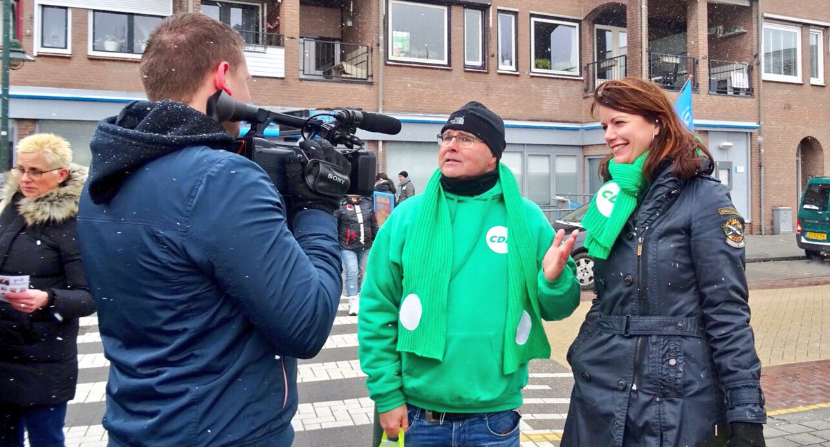 CDATeam0167's tweet photo. Met ons CDA Team op bezoek bij alle kernen van gemeente Steenbergen. TV omroep SLOS was hierbij ook aanwezig. Hierbij 2 interviews in Dinteloord over onze speerpunten en waarom er meer vrouwen in de politiek zouden moeten. #CDA #Dinteloord #GemeenteSteenbergen #Team0167 #SLOS https://t.co/TBS9D5Iys2