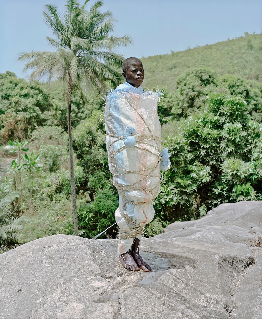 BVIBlog's tweet photo. New post on the blog: musings on the Swiss-Guinea photographer, Namsa Leuba and her series, Ya Kala Ben (2011). Her work is featured in ‘Africa Is No Island’ @macaal_ Read: https://t.co/D7iK1QlPXH
#blackvisualimpulse #blackcontemporaryart #namsaleuba #africaisnoisland #macaal https://t.co/Ke1HbjmEIq