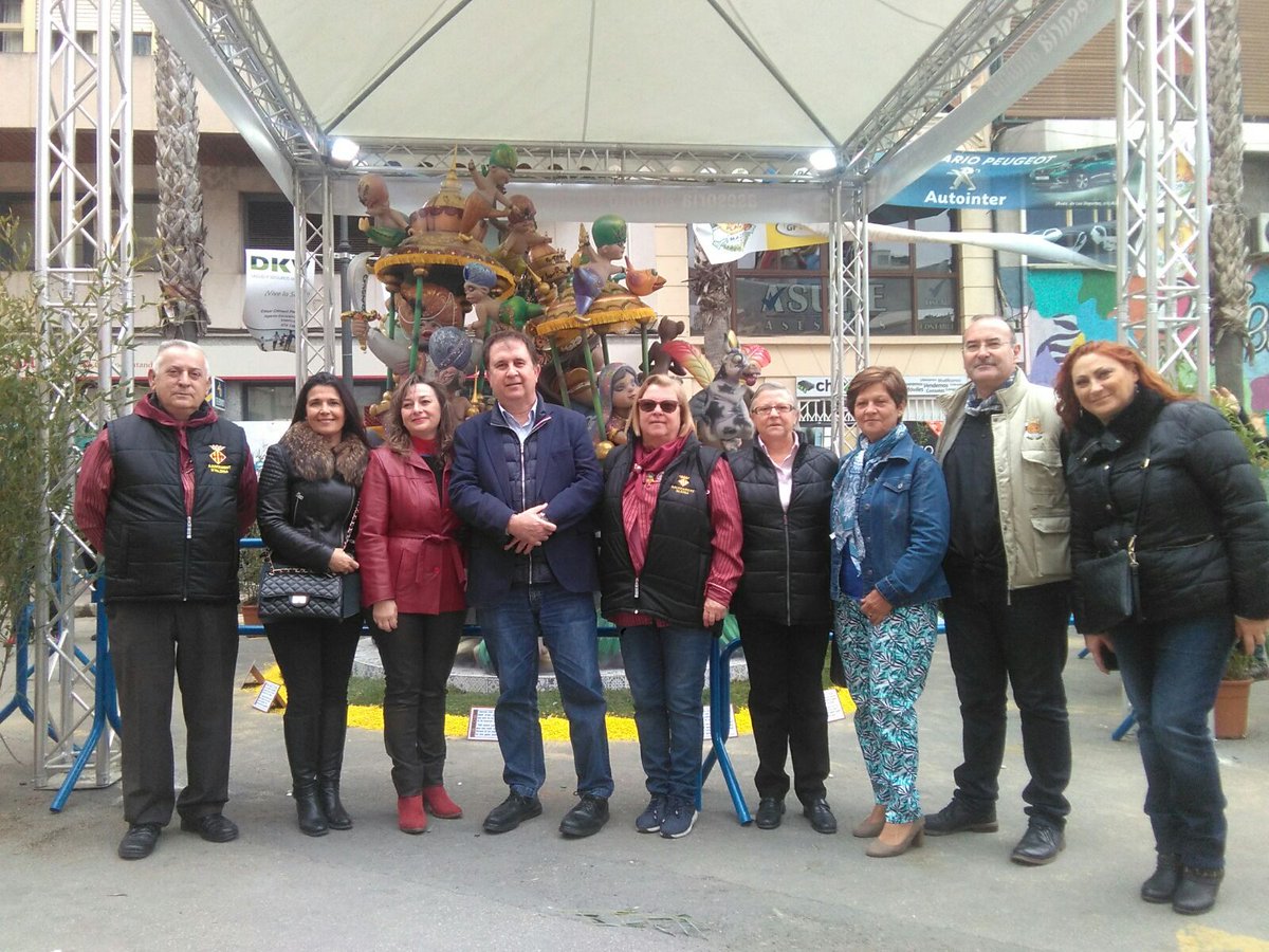 CsAlzira_'s tweet photo. Els diputats de 🍊 @CsCValenciana, @JuanGCordoba i @MJGarciaCs  visiten les #Falles2018 💥 d'#Alzira.
😙Gràcies pel suport al #Patrimoni de tots els #valencians i de tot el 🌍 món! 👏
#JuntsEnFalles #SomPatrimoni https://t.co/LOIesbYnGx