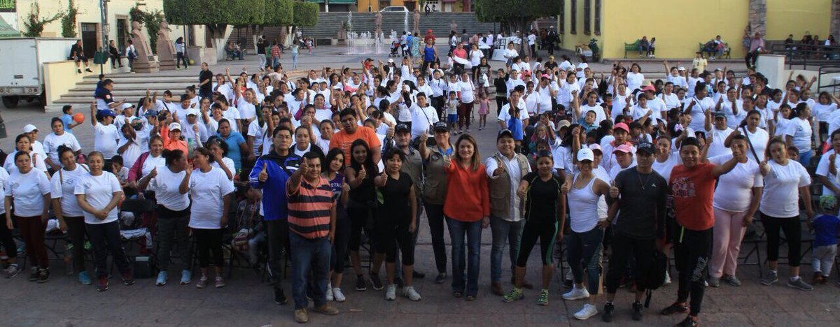 FerCastroMEX's tweet photo. Ya es fin de semana y el cuerpo lo sabe! Estuvimos en el @mpio_El_Marques con activación física de #ArraigateSerJoven de la @SAGARPA_mx https://t.co/RkCOw6XHUk
