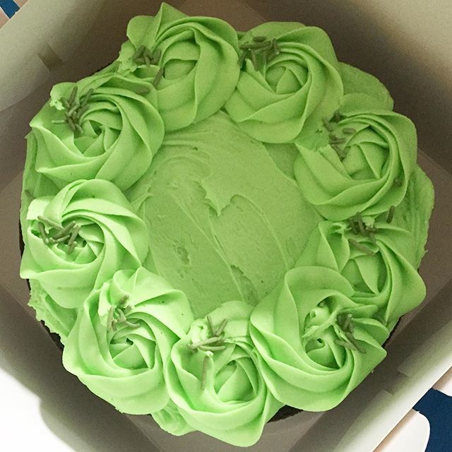 ClemieVeganCake's tweet photo. ☘️Happy St Patrick's Day ☘️
#glutenfree Choc and mint cake delivered to @thedicecup yesterday along with lots of other goodies 💚
.
#vegan #vegancake #vegannottingham #veganbakery #nottsvegan #vegannotts #handmade #secretsofnottingham #itsinnotti… https://t.co/zYOFHY2cgF https://t.co/yuZ06Nuzbk