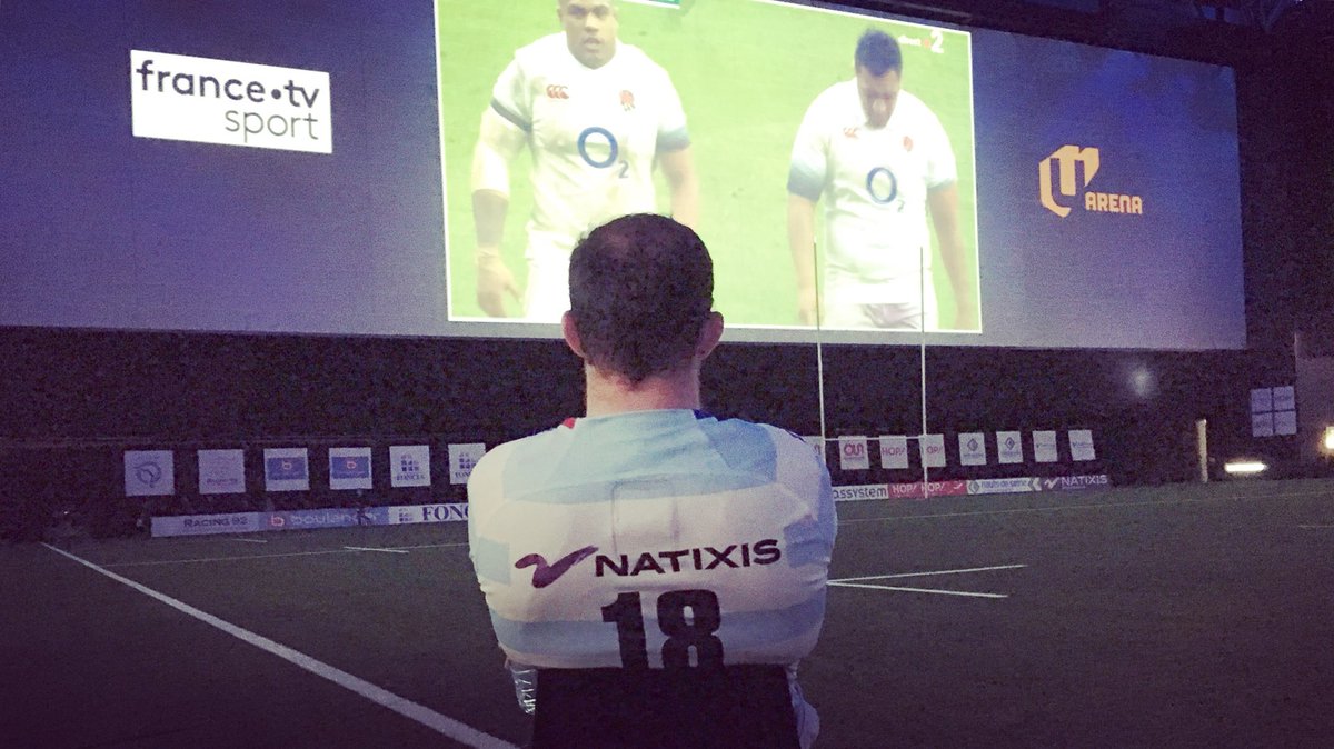 🇮🇪 Notre irlandais <a href="/DonnachaRyan/">Donnacha Ryan</a> soutient ses coéquipiers de l’ <a href="/IrishRugby/">Irish Rugby</a> depuis la <a href="/UArena/">U Arena</a> ! 🍀 

#ANGIRL #RacingFamily