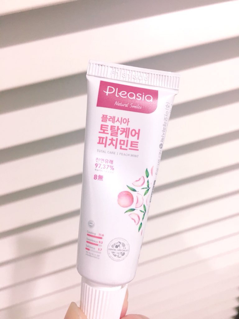 MinMin_jisung's tweet photo. [มินิรีวิว] ยาสีฟันPleasia กลิ่นพีชของคุณแดน🍑 
- กลิ่น หอมพีชอ่อนๆ
- รส หวานๆ เย็นนิดหน่อย เหมือนพวกเม็ดอมดับกลิ่นปากเย็นๆกลิ่นพีช
- ยาสีฟันเจลใส แปรงแล้วฟองเยอะมาก ฟองนุ่มๆแน่นๆ
ความเห็นส่วนตัว>>กลิ่นพีชหอมดี ยิ่งเราชอบพีชอยู่แล้วด้วยมีซื้อต่อแน่นอน!
#ตลาดนัดwannaone https://t.co/P5B0XjDrtf