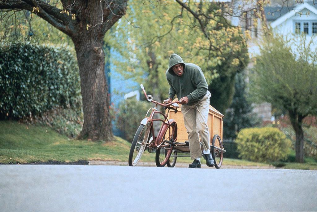 Bicitarianos's tweet photo. La bici en el cine: 'La mano que mece la cuna' (1992)
.
Bicycles on movies: The hand that rocks the cradler.

Solomon (@erniehudsonjr)

#LaManoQueMeceLaCuna
#TheHandThatRocksTheCradler
#ErnieHudson https://t.co/Uop41abnk3