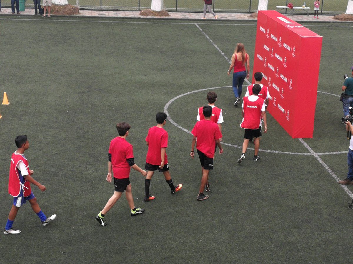 elgraficionado's tweet photo. #EstamosenlaChampions | Estos son los jóvenes que concursan en los tryouts nacionales de la promoción de @NissanESA. Su sueño es presenciar la final de la #ChampionsLeague en Kiev. /vía: @samartell1965 #HechosdeEmocion https://t.co/96KIuigtlk