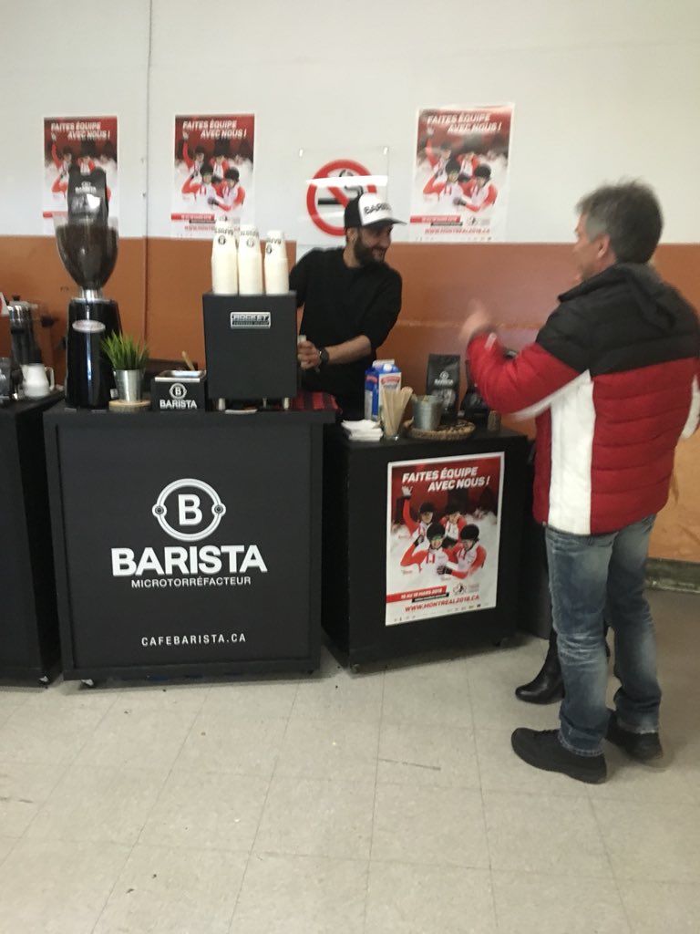 baristamtl's tweet image. On est en direct des championnats du monde de patinage de vitesse de @SSC_PVC ! Et croyez-le ou  non, les clients sont les parents de @KasBradette qui lance son café ici même !