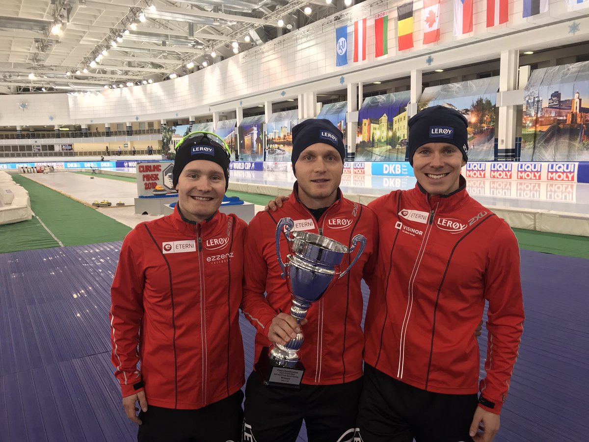 Sondre Skarli (@selvesteskarli) on Twitter photo Dagens dobbel går til <a href="/sverrelpedersen/">Sverre L Pedersen</a> som vinner kontrollert både på lagtempo (med <a href="/simensn/">N</a> og <a href="/HavardBokko/">Håvard Bøkko</a>) og så 5000m i verdenscupfinalen, Minsk.
Snakk om en revansje!
#vinnerskalle Dagens dobbel går til <a href="/sverrelpedersen/">Sverre L Pedersen</a> som vinner kontrollert både på lagtempo (med <a href="/simensn/">N</a> og <a href="/HavardBokko/">Håvard Bøkko</a>) og så 5000m i verdenscupfinalen, Minsk.
Snakk om en revansje!
#vinnerskalle