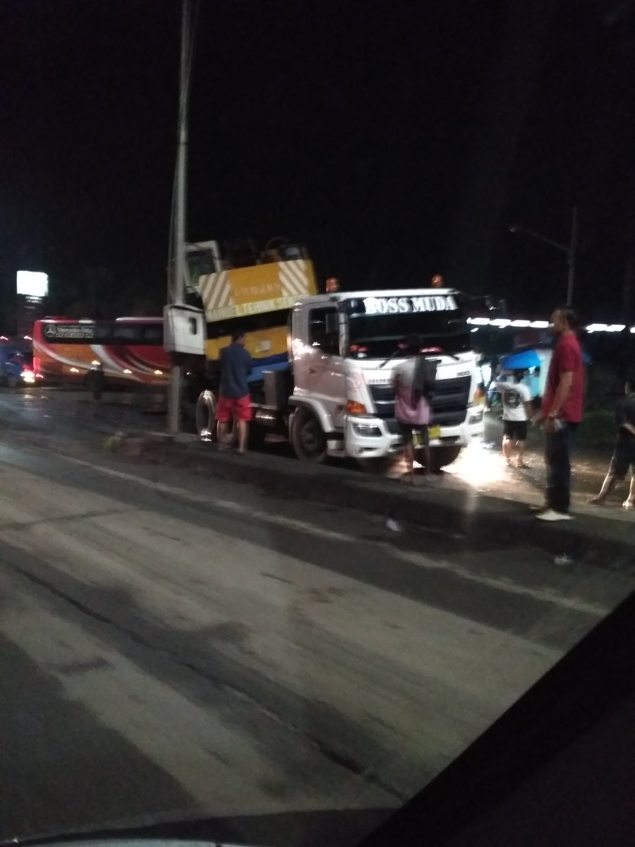 JTP_2002's tweet photo. @RadioElshinta @margito69 Ini yg buat macet.. https://t.co/dbgtpHrRHo
