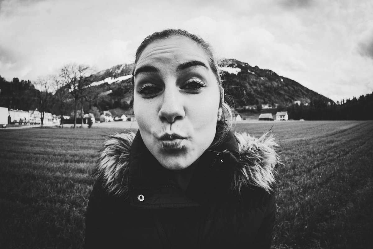 Haveringartchat's tweet photo. If you have been following me you will know my thoughts on selfies. Here's a great explanation on the science on taking the ideal selfie - but only if you have to. How Selfies Distort Your Face by 30% #selfies https://t.co/2a3JXA2xBj https://t.co/R8GKrvS7uV