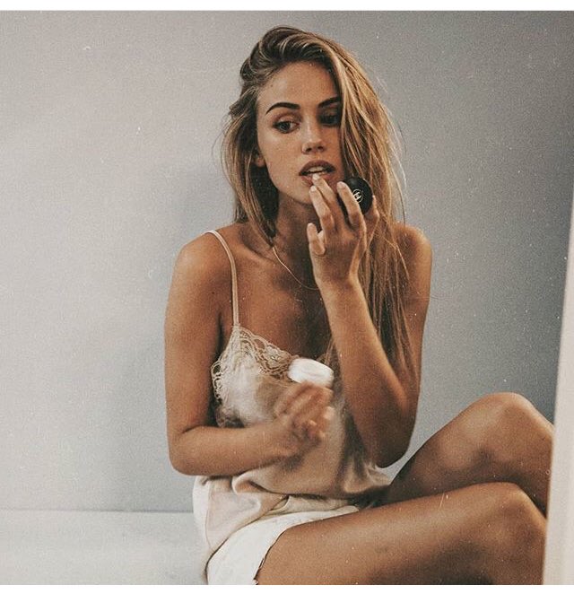 LavangoBeth's tweet photo. Chanel je lék https://t.co/okcnwz2Xwo
