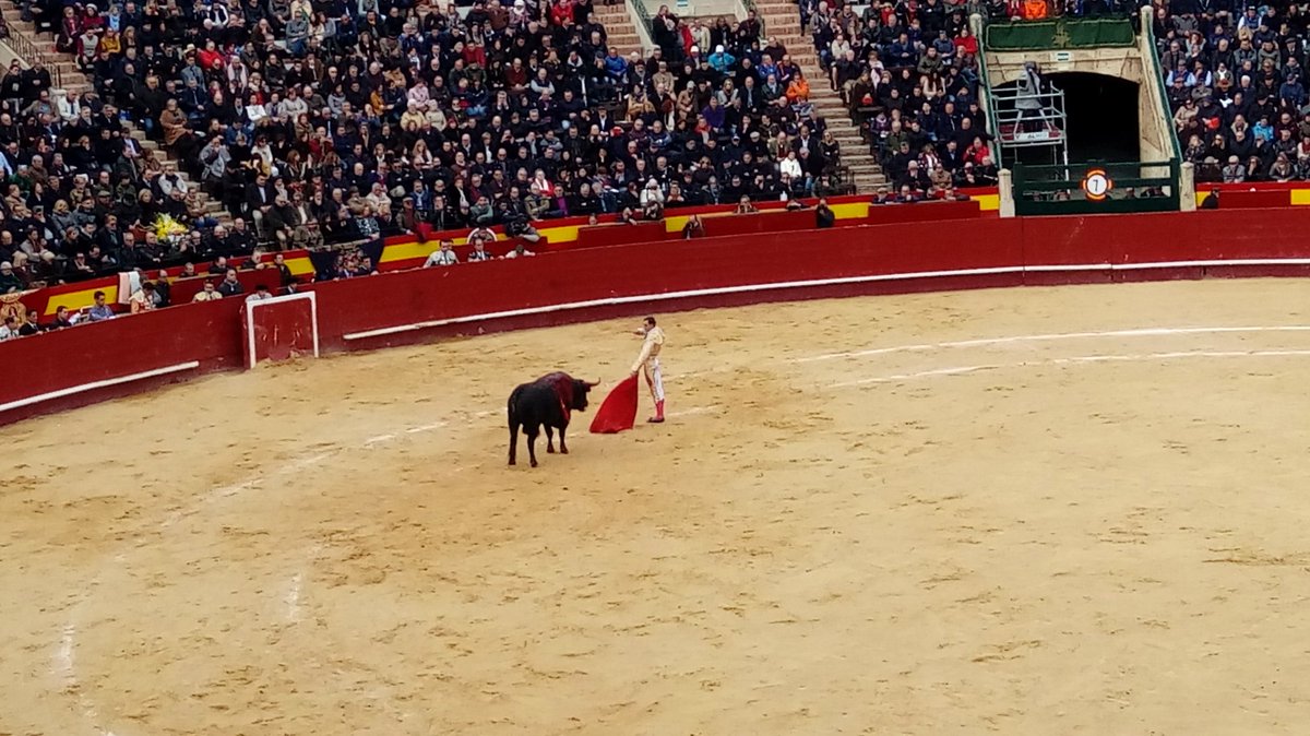 Ovación para Paco Ureña en el tercero de la tarde.