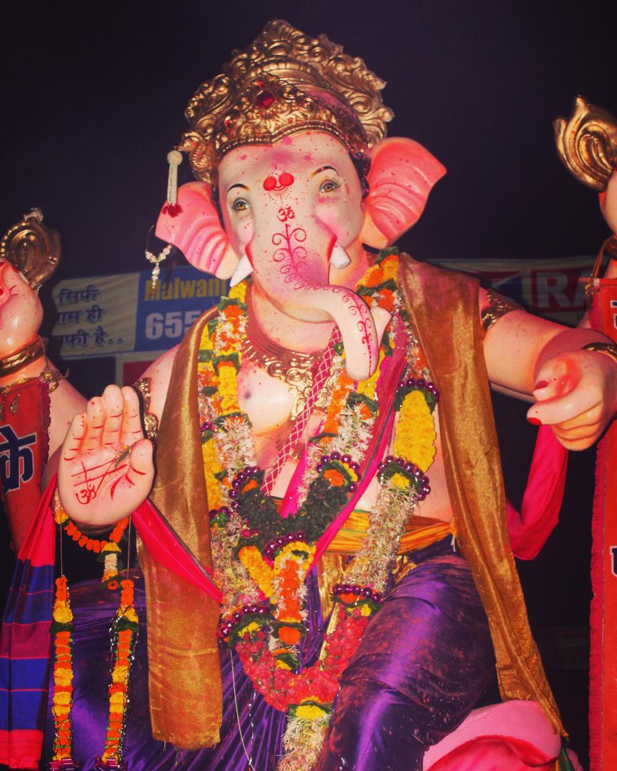 MumbaichaYuvraj's tweet photo. (India's first Ganesh Murti which rotates in 360 degree angle at one place).
.
#Crazy_Boy_Mitra_Mandal #Malvanicha_Yuvraj #Aapla #Mumbaicha_Yuvraj #GaneshChaturthi #Ganpati #Bappa #Morya #Mumbai  #festival #India #vsco 🎊🎉🎆🎇😘😍 https://t.co/xqeBcfp2PA