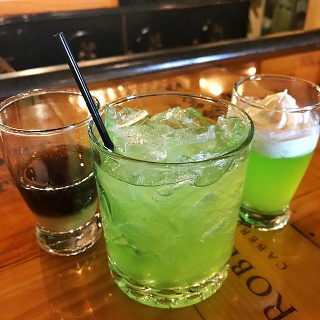 TwistedOakBandG's tweet photo. Happy St. Patrick’s Day!  If you’re out and about downtown tonight, stop in and try one of our drink specials tonight: the Twisted Guinness, the Irish Kamikaze, or the Shamrock Shooter!  Or heck, try all three!  See ya tonight! #downtownstatesville #twis… https://t.co/lhQ9gx7N1G https://t.co/x7Wy2XFH4c