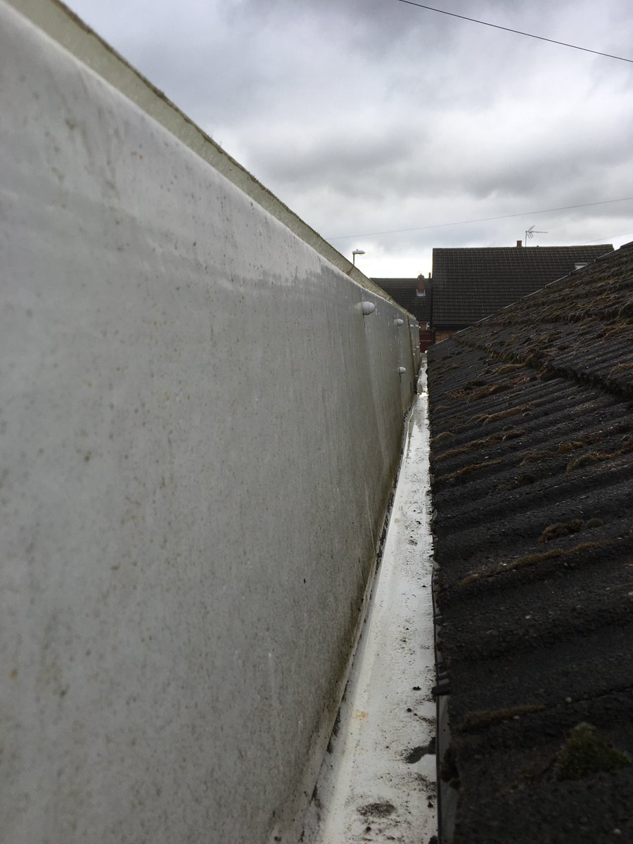 GutterPRODerby's tweet image. Hard to reach area? No problem for us. A job in Spondon - Derby yesterday, a gutter hidden behind a car port.