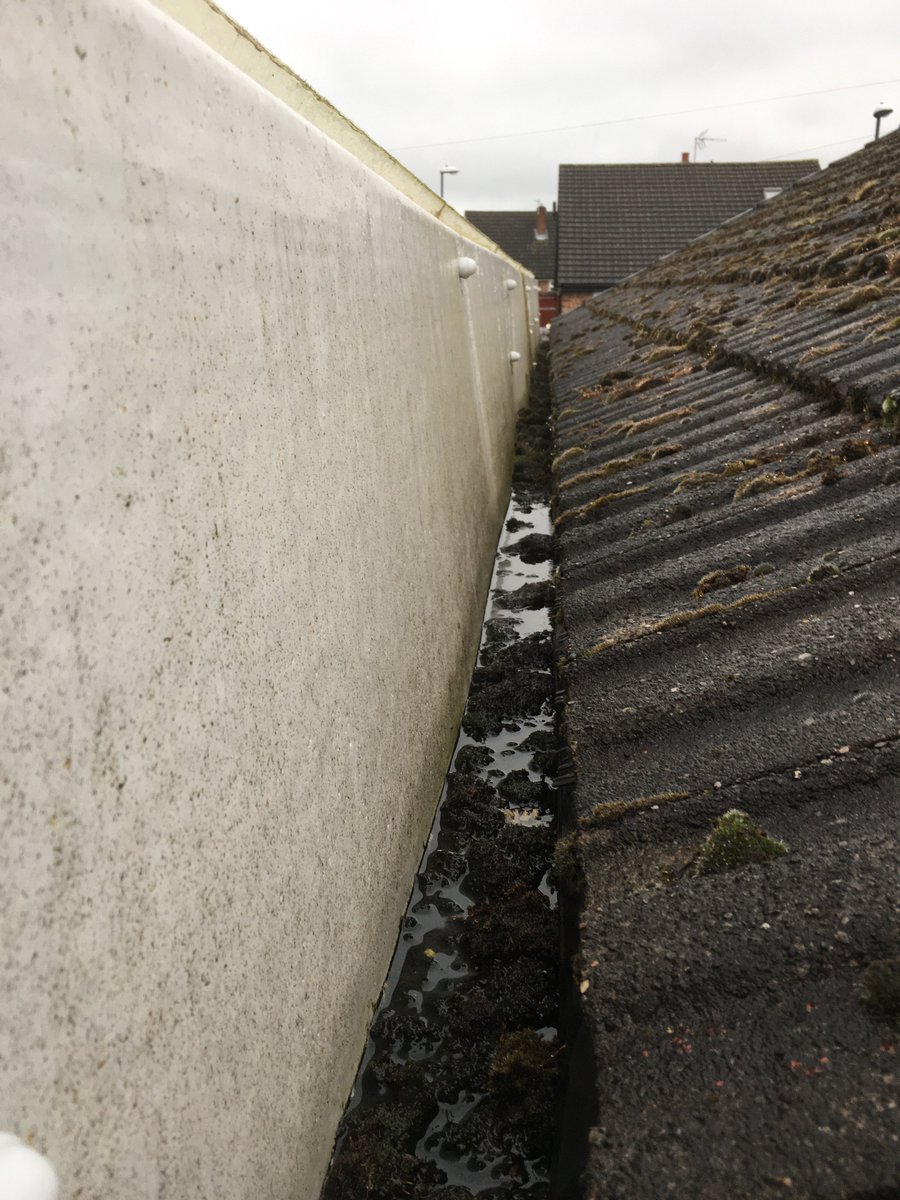 GutterPRODerby's tweet image. Hard to reach area? No problem for us. A job in Spondon - Derby yesterday, a gutter hidden behind a car port.