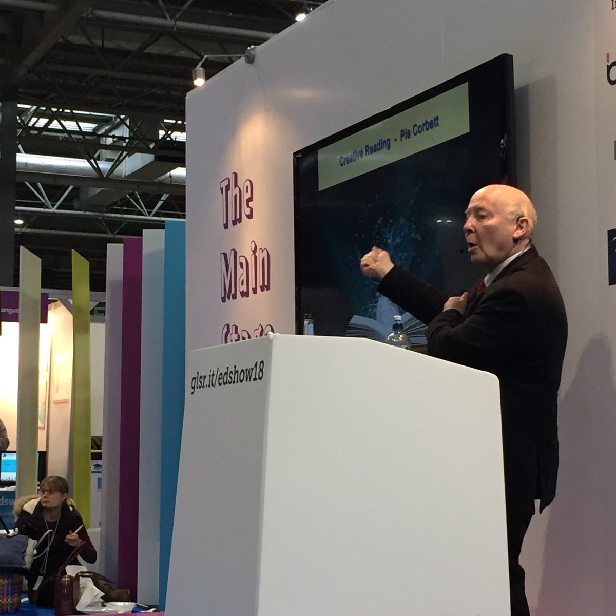 AmyRT89's tweet image. Bringing books alive! With @PieCorbett #Edshow18 📚