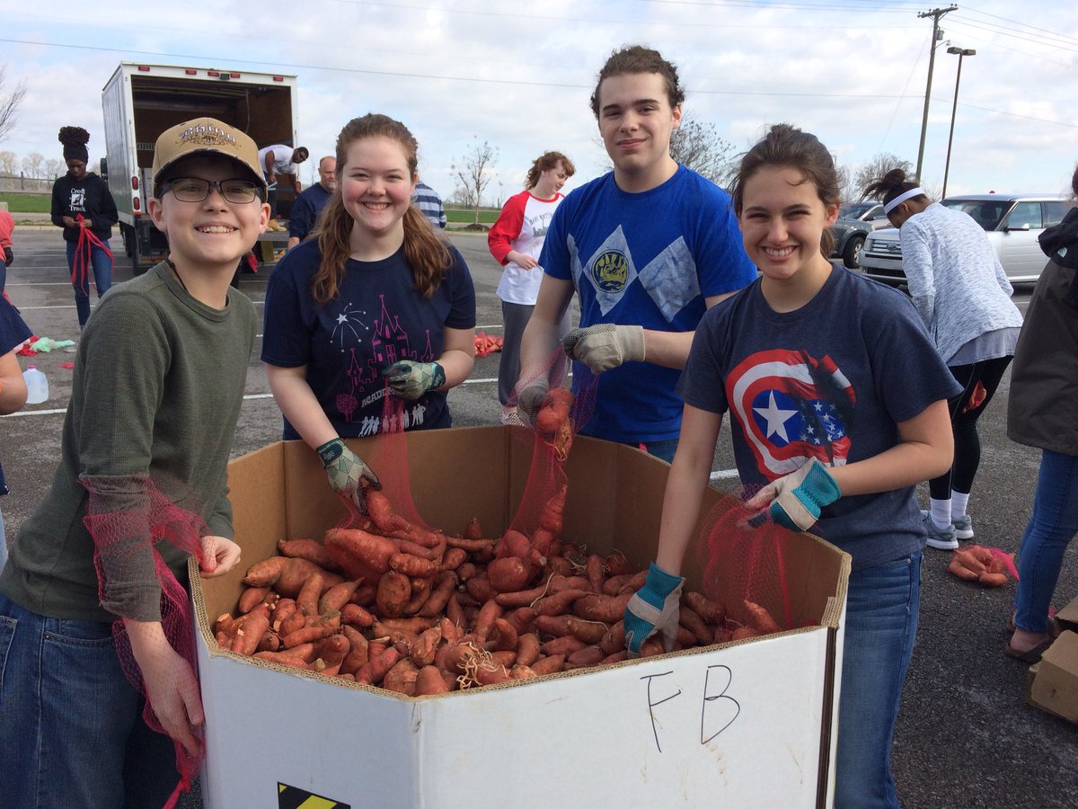 wcsSHSld's tweet image. Thank you, Farmer Mac and Summit students! 3,000lbs of bagged sweet potatoes! @wcsSHS @keyclub