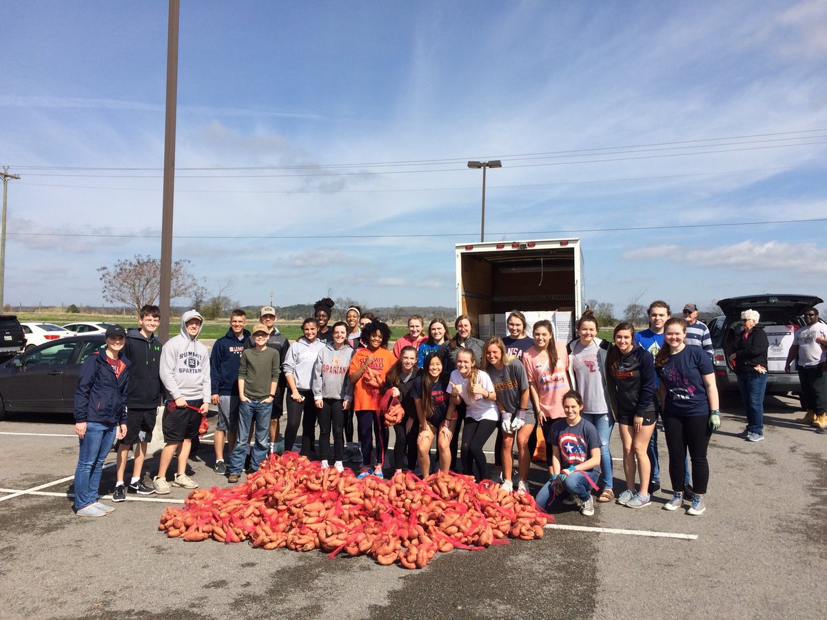 wcsSHSld's tweet image. Thank you, Farmer Mac and Summit students! 3,000lbs of bagged sweet potatoes! @wcsSHS @keyclub