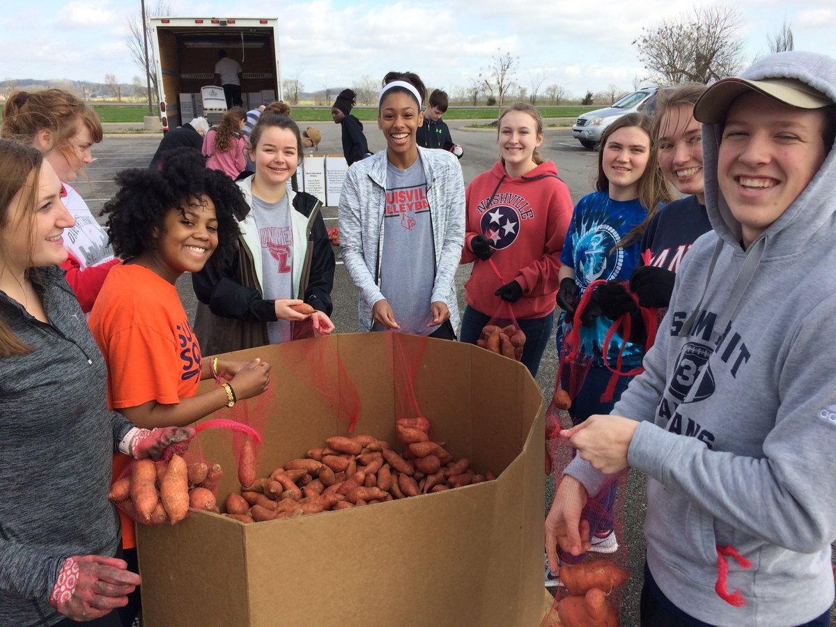 wcsSHSld's tweet image. Thank you, Farmer Mac and Summit students! 3,000lbs of bagged sweet potatoes! @wcsSHS @keyclub