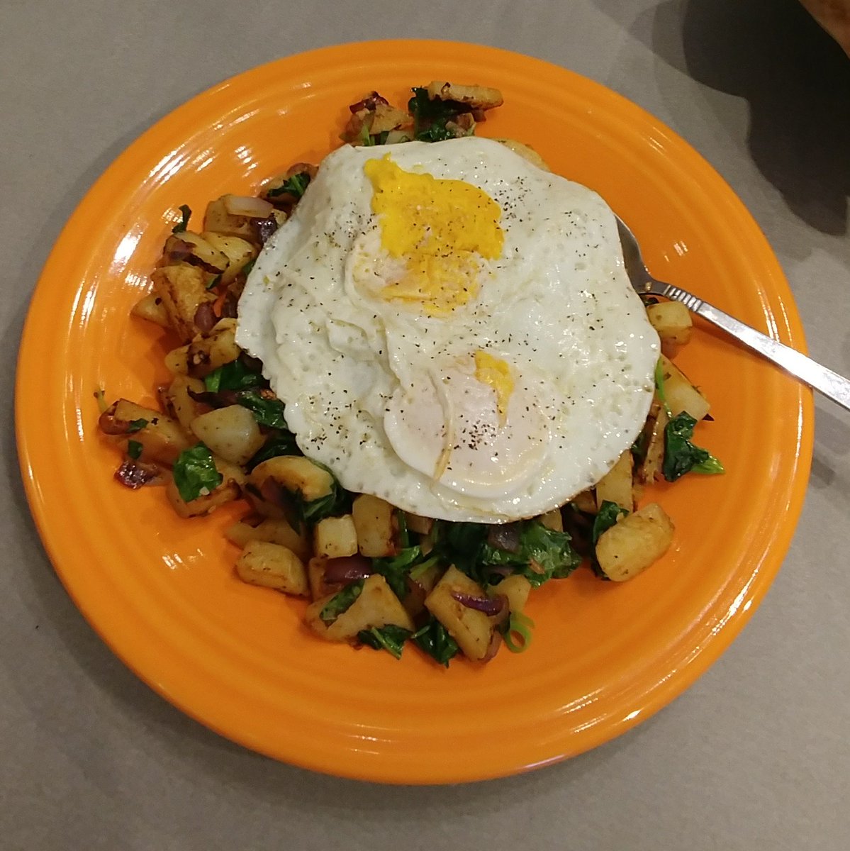 agsilver51's tweet photo. I don't always throw down in the kitchen for breakfast... But when I do, I don't f**k around! #PotatoKaleHash #EggsOvermedium #Whole30 https://t.co/An0TYJCWUp
