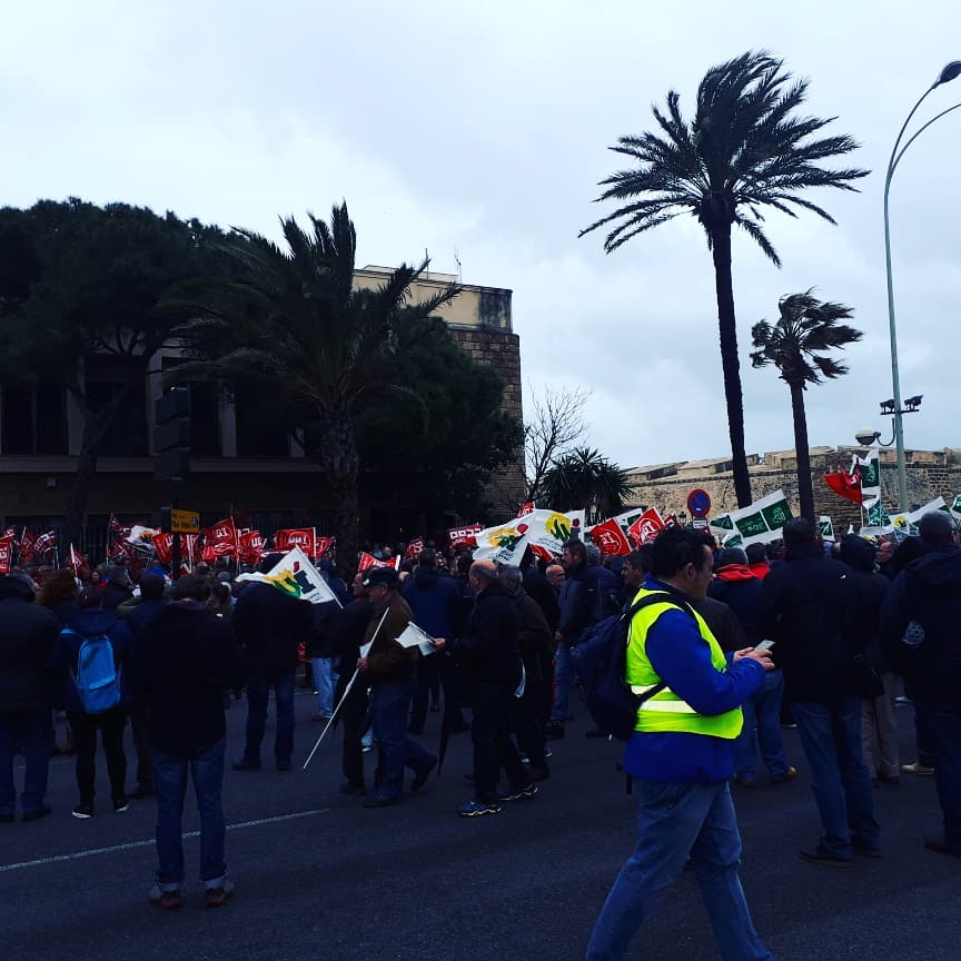 psoeconil's tweet photo. Hoy hemos acompañado en Cádiz a los pensionistas en sus reivindicaciones por una subida justa de las pensiones #Pensionistas #ManifestacionPensionistas #Psoe #PorUnaSubidaJusta https://t.co/tANe03WmDG