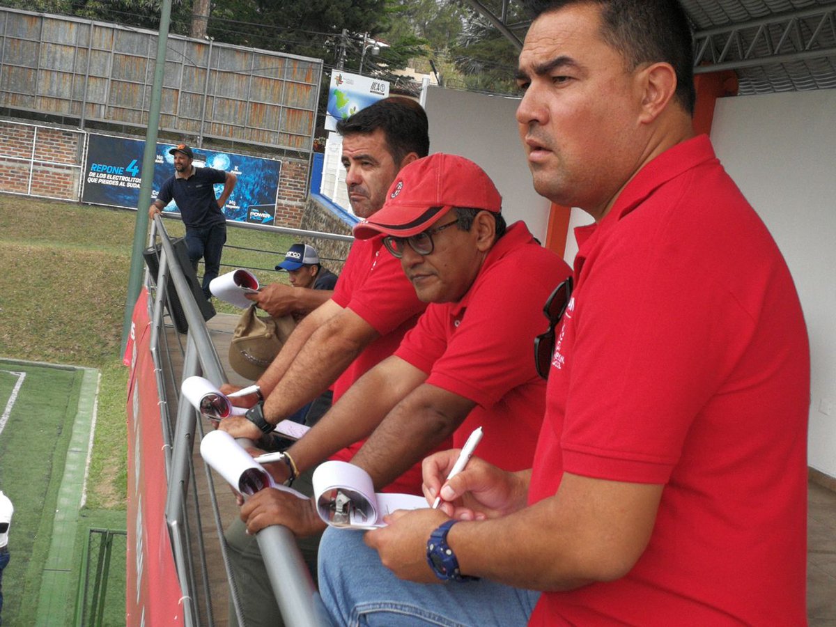 elgraficionado's tweet photo. #HechodeEmocion | Jurados observan y evalúan a los jóvenes que participan de los tryouts de @NissanESA, en la promoción que llevará a un afortunado ganador a la final de #ChampionsLeague en Kiev. #EstamosenlaChampions /vía: Samuel Martell. https://t.co/z37Lh0jwZ0