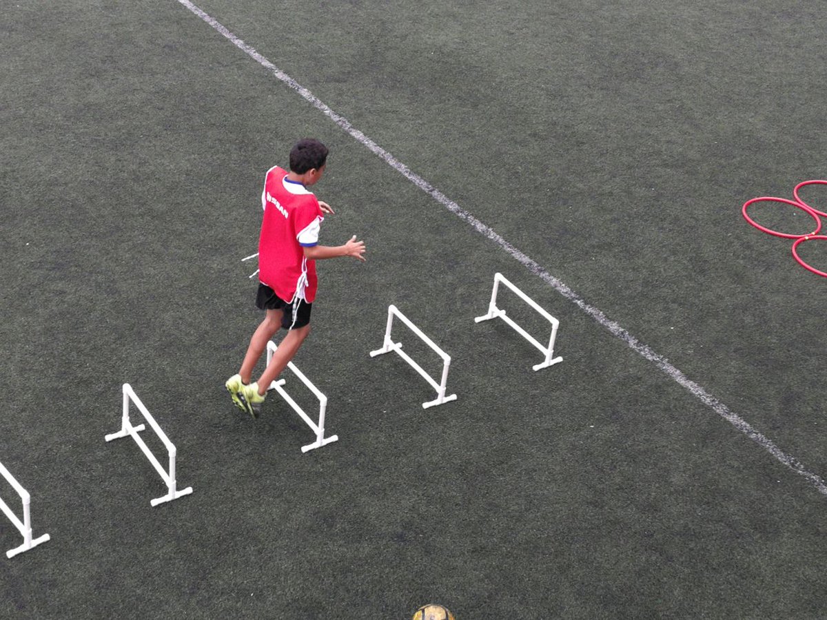 elgraficionado's tweet photo. #HechodeEmocion | Jurados observan y evalúan a los jóvenes que participan de los tryouts de @NissanESA, en la promoción que llevará a un afortunado ganador a la final de #ChampionsLeague en Kiev. #EstamosenlaChampions /vía: Samuel Martell. https://t.co/z37Lh0jwZ0