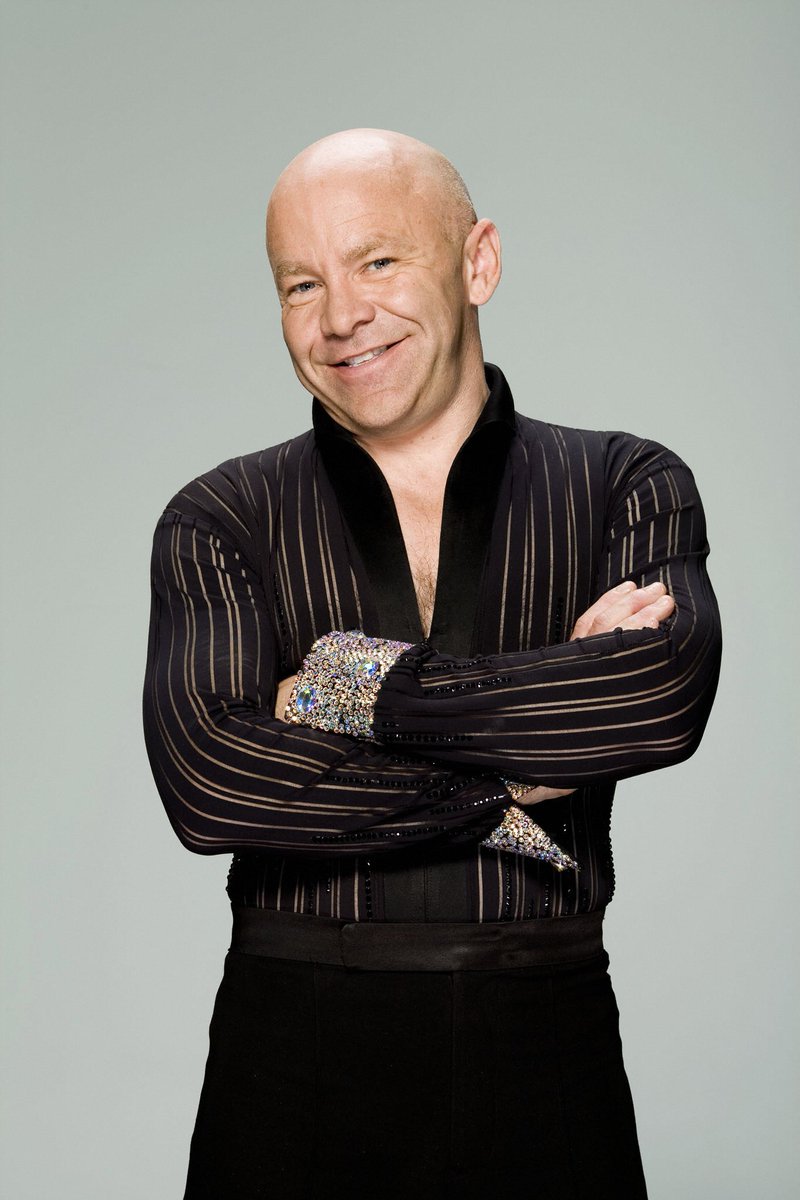 A cold but enjoyable morning at Castle Park. We bid farewell to Run Director David, who leaves us for pastures new, for a new career as a Dominic Littlewood's celebrity lookalike. 
Don't get done, get David.....