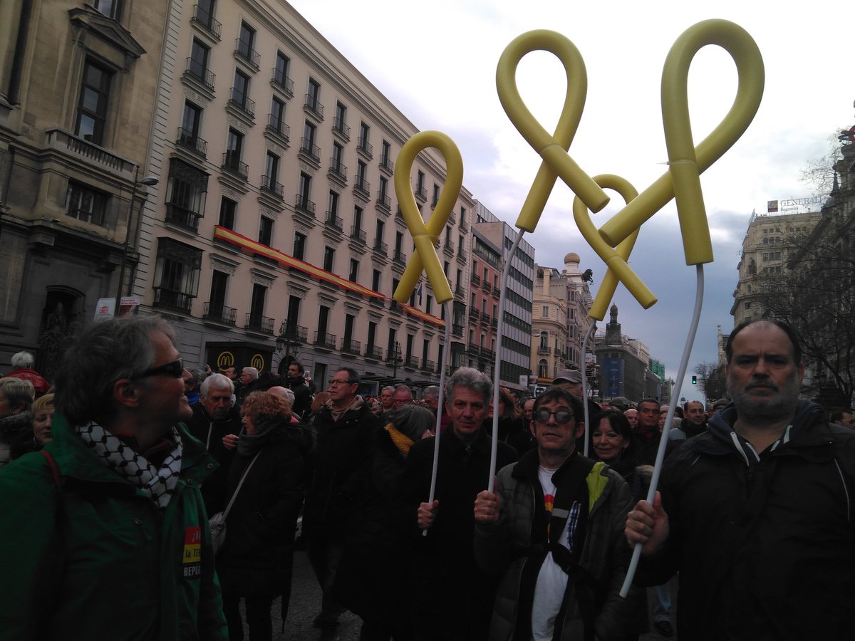 MadriDecidirCAT's tweet photo. Con lazos amarillos por la #LibertadPresosPolíticos en la manifestación de Madrid. Cientos de miles de madrileñ@s y gentes venidas de todas partes, para decir #NoALaLeyMordaza

@AncMadrid @assemblea @omnium @withcatalonia @jcuixart @jordialapreso 
@junqueras @quimforn @MadresCR https://t.co/55YOUulRoR