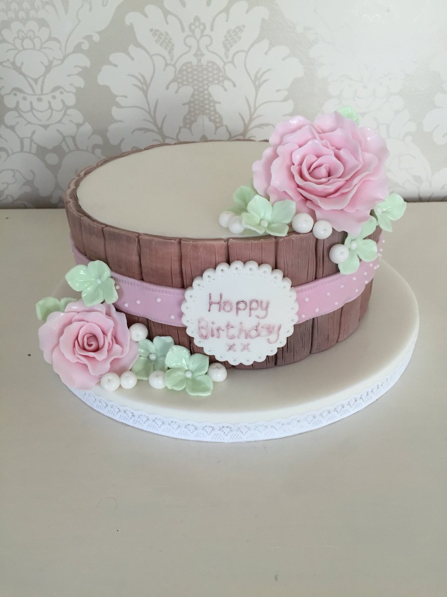 Want to learn how to decorate your own #cake? Then let us show you how in our 1-2-1 Masterclasses in the studio. Find out more here bit.ly/2rx9Gco