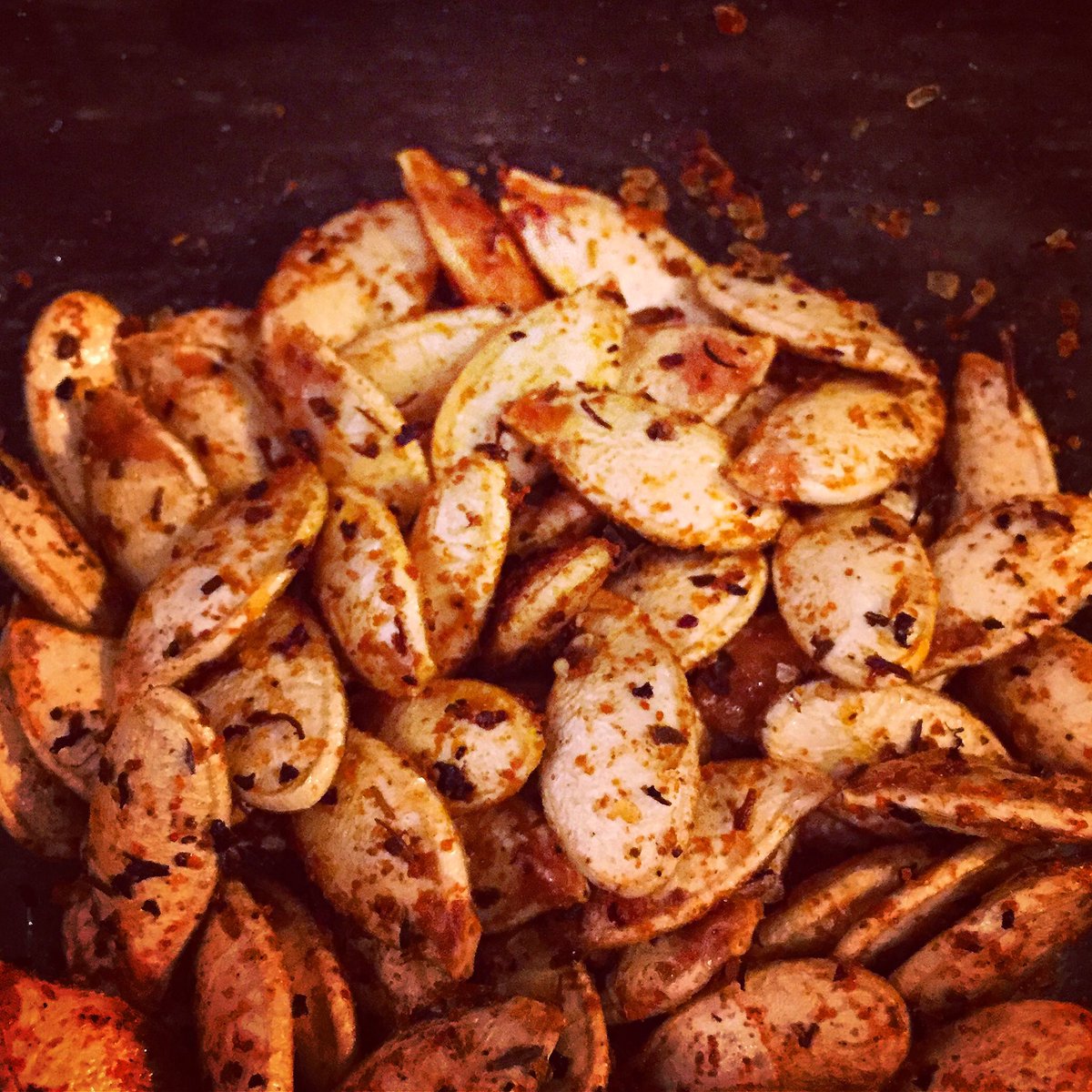 BioLief's tweet image. Zin in een lekkere én gezonde snack vanavond? Rooster pompoenpitten in een beetje olijfolie in de oven en geef ze een jasje van heerlijke kruiden. Lekker snoepen! #pompoenpitten #paleo #vegan #snack #zaterdagavond #lekker #lui #snoepen #gezond #vegetarisch #nomnom #biolief