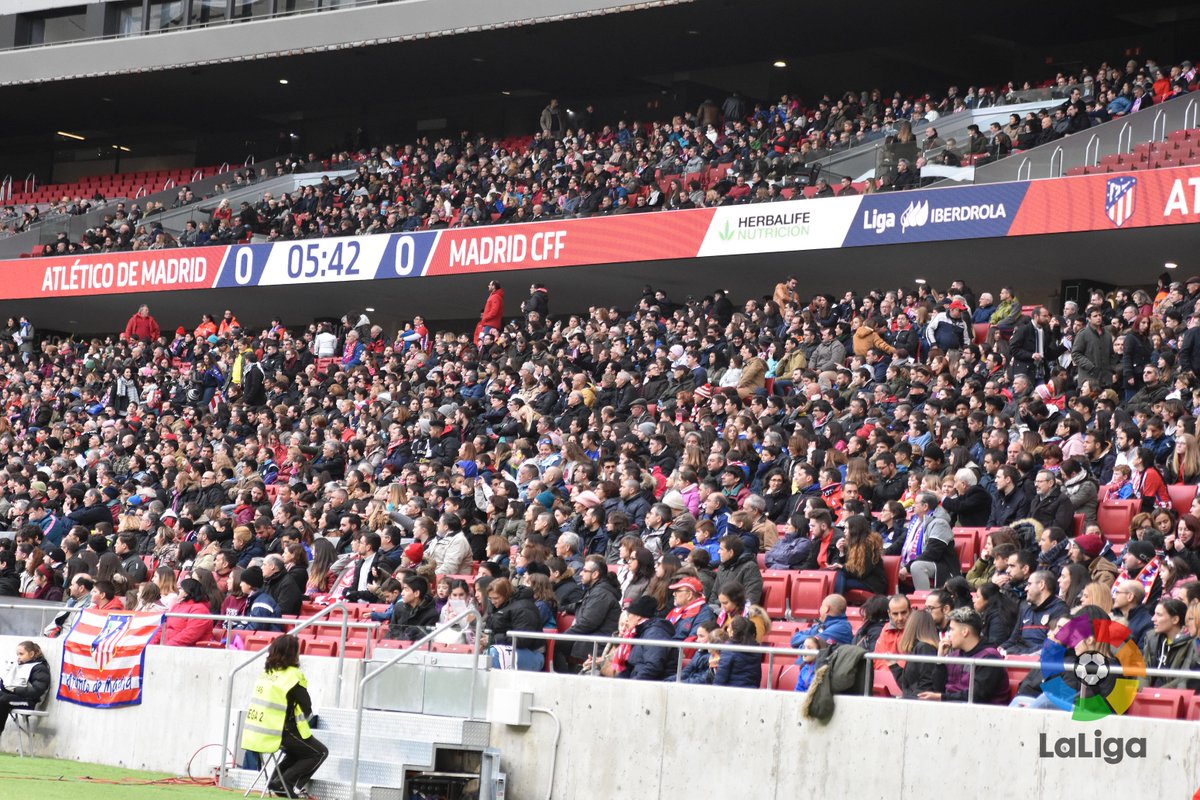 LaLiga's tweet photo. 👏🙋‍♀️👏

¡Más de 22.000 espectadores disfrutan en el Wanda @Metropolitano del fútbol de la #LigaIberdrola con el @AtletiFemenino - @MadridCFF! 😍 https://t.co/nfKCo0L66J