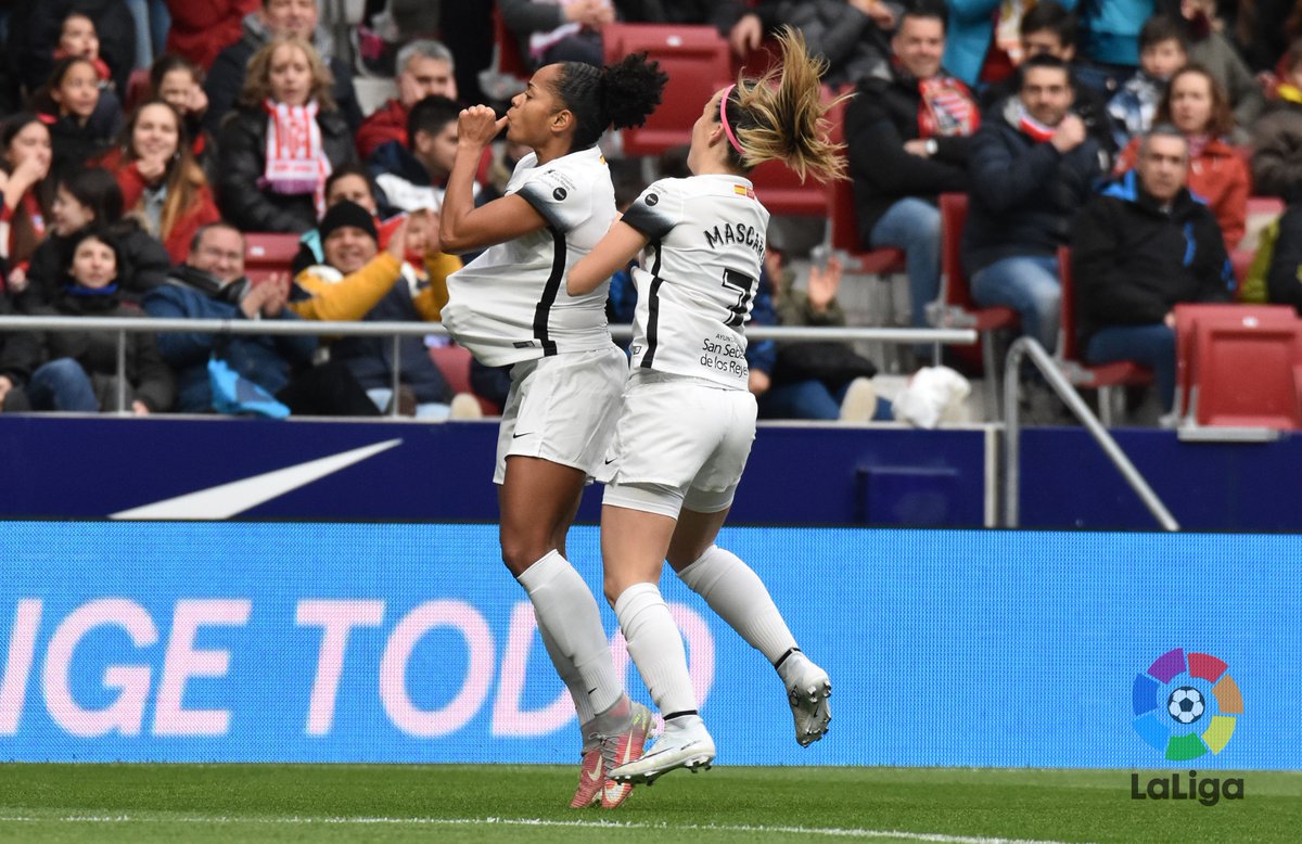 LaLiga's tweet photo. 👏🙋‍♀️👏

¡Más de 22.000 espectadores disfrutan en el Wanda @Metropolitano del fútbol de la #LigaIberdrola con el @AtletiFemenino - @MadridCFF! 😍 https://t.co/nfKCo0L66J