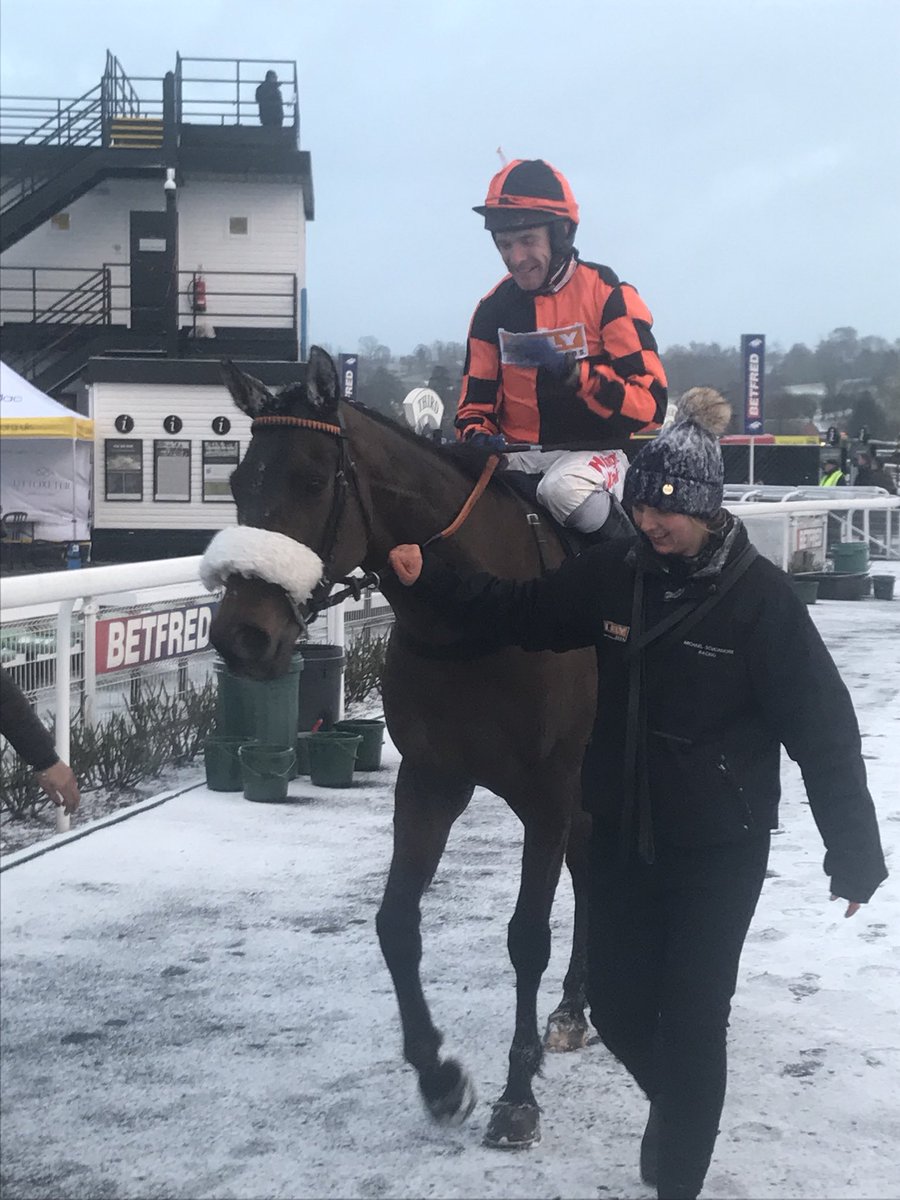 MichaelScu's tweet photo. Smiths Cross makes it 2 on the day @UttoxeterRaces @tommyscu on board bought by @tommalone600 from @cobajay for Lynne Maclennan #teamscu https://t.co/OX5ZErNGpn