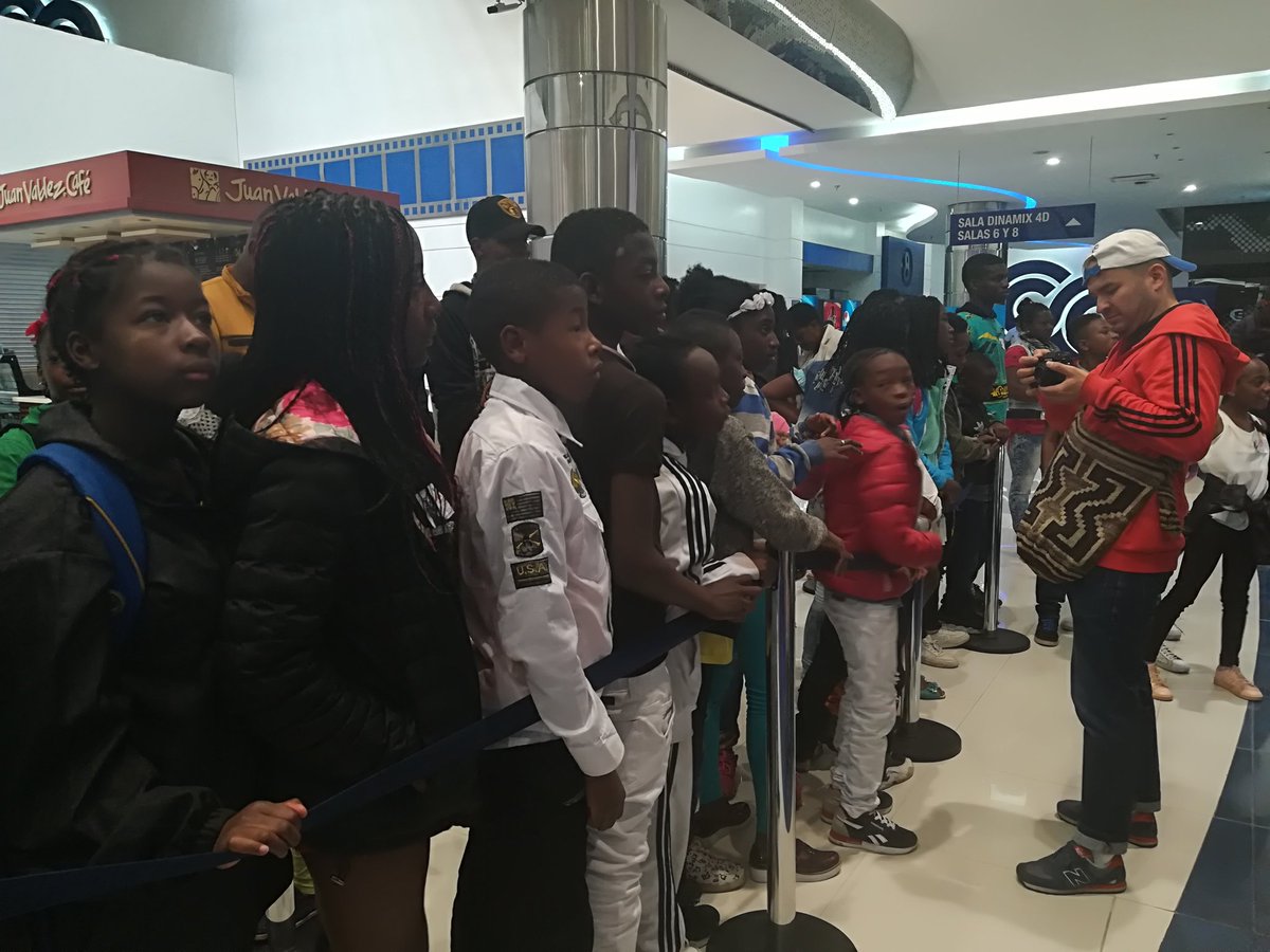 OIMColombia's tweet photo. El Programa #InclusiónParaLaPaz  @OIMColombia y @USAID_Colombia #ComparteInspiraTransforma iniciativas de autoreconocimiento en primera infancia. Hoy con niños de @Soacha y @Usme viendo Black Panther en @GranEstacionCC @Cine_Colombia #DíaInternacionalContraDiscriminacionRacial https://t.co/xLslxU2Tl5