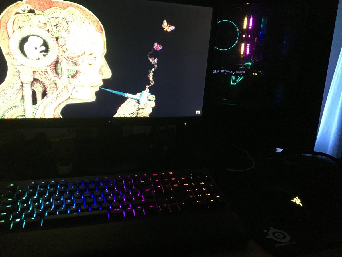 BatmanWNB's tweet photo. Takin a break from streamin, trippin in front of my setup. Gimme some love out here! #razersetup #mybuild #twitchstreamer . Stay tuned for some more, https://t.co/d3dZTKO5ke https://t.co/HOY6CRoi6u