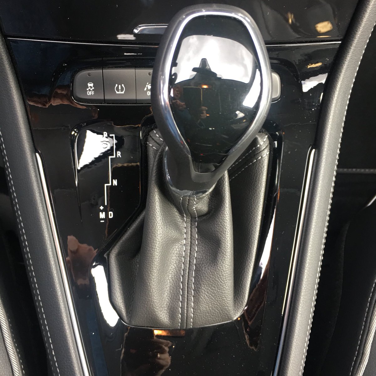 silviapirovano's tweet photo. Test drive della @Opel #Grandland X in allestimento top di gamma Ultimate e col nuovo 2.0 #turbodiesel da 177 cv e cambio automatico a 8 rapporti.
#womendrivers #motorlady #ontheroad #PaisVasco

@OpelItalia @OpelNewsroom @Motorpad https://t.co/Wu9EmYkicg