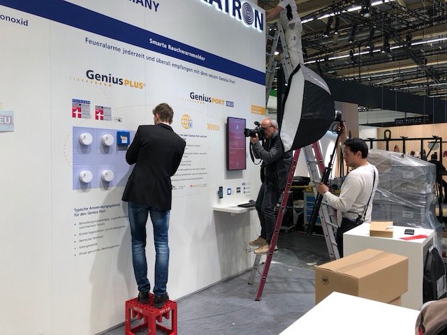 Hekatron_inside's tweet photo. 👉 Da geht die Light+Building noch nicht einmal richtig los und schon muss die #Presse 📷 über unseren Genius Port und damit die Weiterentwicklung unseres Rauchmeldersystems in Richtung smarte #Vernetzung berichten. Gefällt uns 👌👍 #LB18 #Frankfurt #lightandbuilding #geniusport https://t.co/WvAVhmU9T4