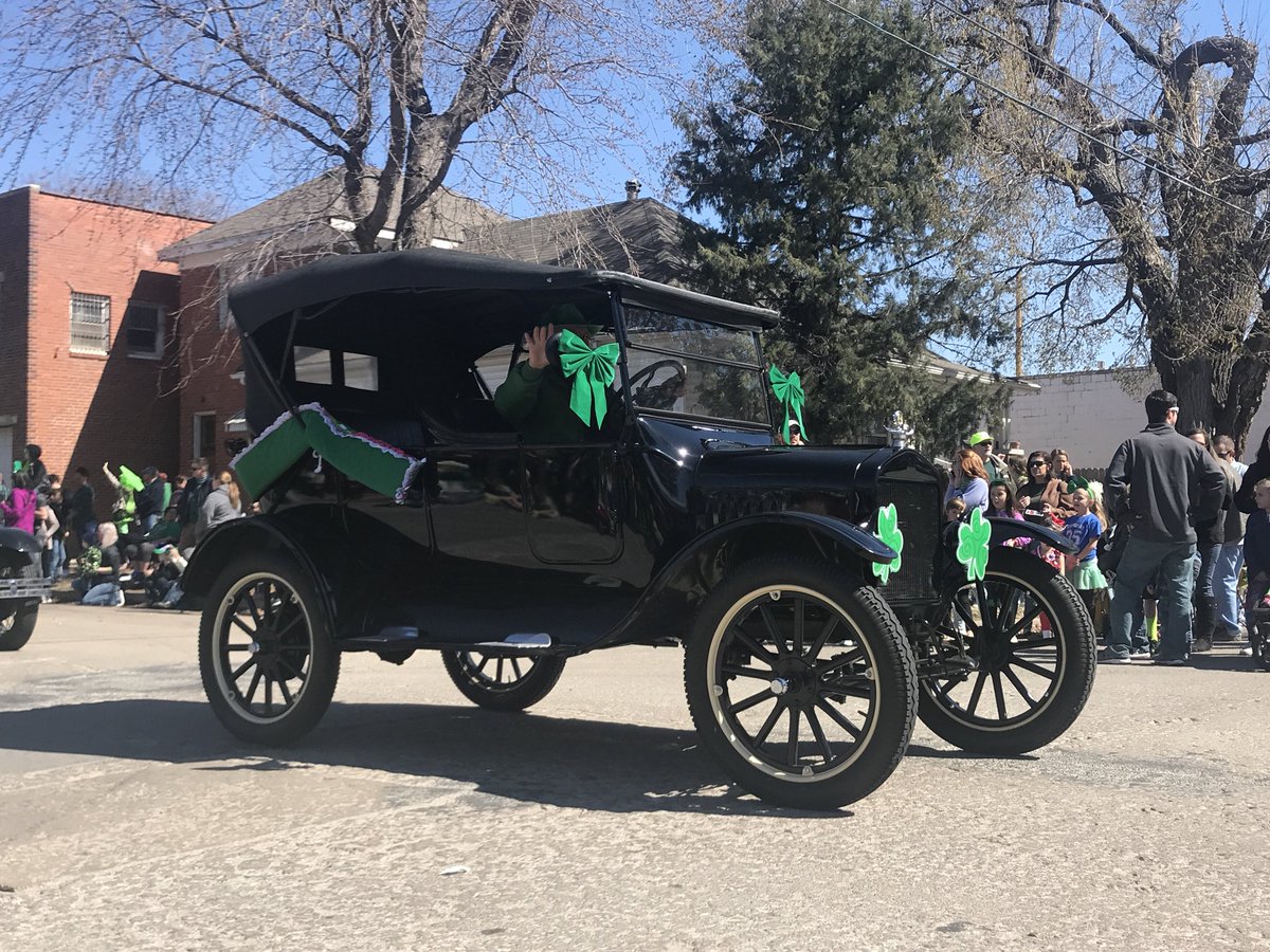 VisitWichita's tweet image. Great way to celebrate #StPatricksDay in @HistoricDelano! The parade brought thousands of people to the area to enjoy the holiday! Hungry? Check out local Delano restaurants for lunch like @DelanoBBQCo or @MonarchICT! #ICTDining #VisitWichita