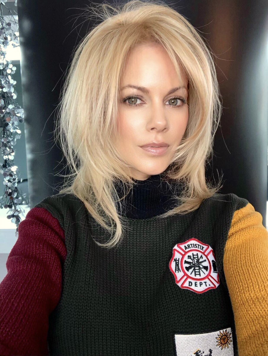 TheLisaVarga's tweet photo. I got some fresh new hair color today and a fresh new sweater from @ArtistixFashion I’m feeling pretty good! 👸🏼🍀💃🏼 Got my green on for #StPattysDay #Artistix #ArtistixFashion https://t.co/QV4miKtano