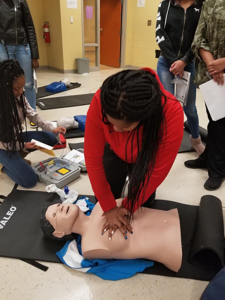 csdavis1970's tweet image. CPR class with healthcare stude ts@RCA_Career