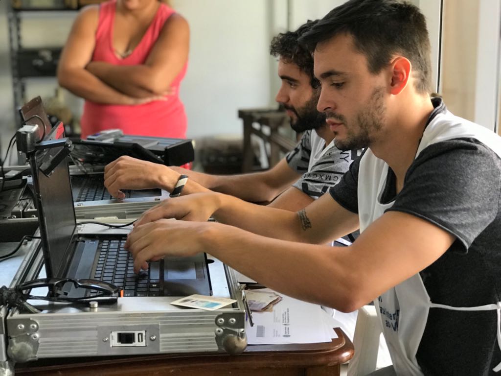 EmiBalbin's tweet photo. Hoy con mi hijo mayor Gonza fuimos al puesto móvil del @renaper_ar que estuvo en Quenumá y renovamos nuestros DNIs y pasaportes. Estas son las políticas que le acercamos a los vecinos de la provincia hasta su barrio, porque lo importante es estar y hacer. https://t.co/vk8RquLVfn