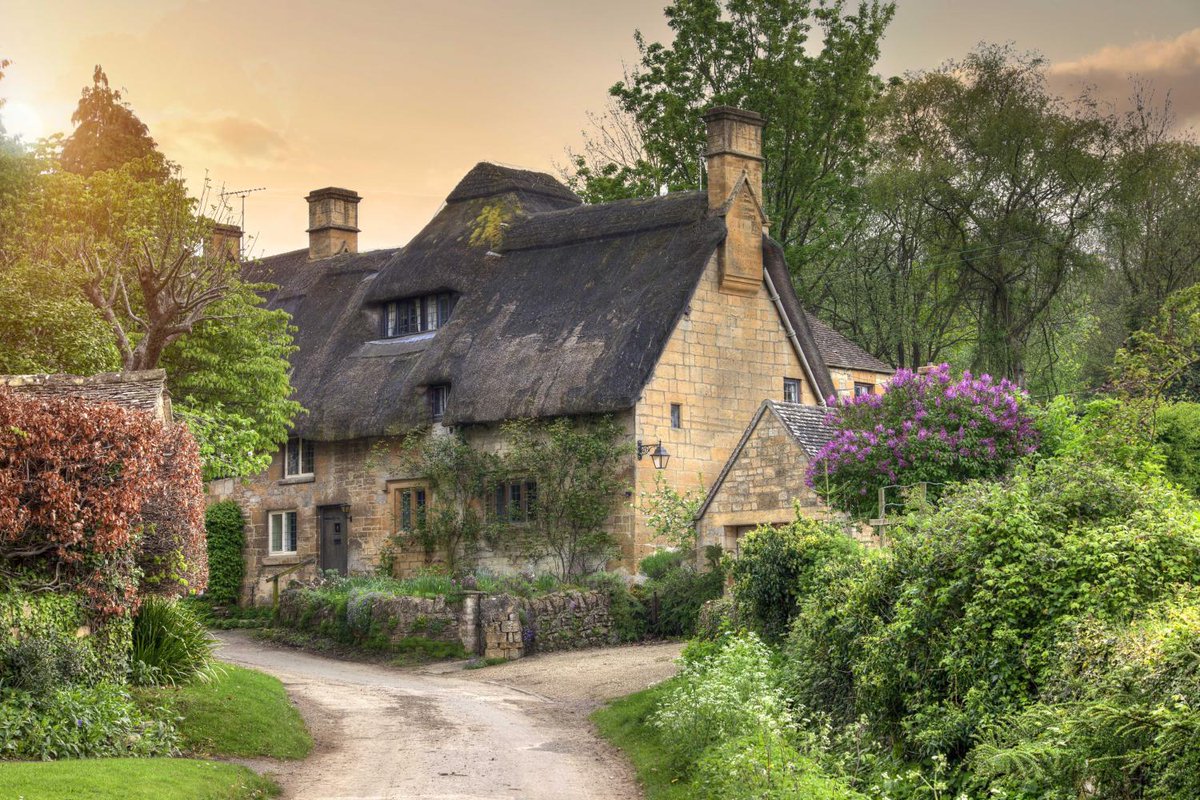 HoganSOG's tweet photo. Thatched Cottage in the Cotswold, England https://t.co/mC0NHRopHo