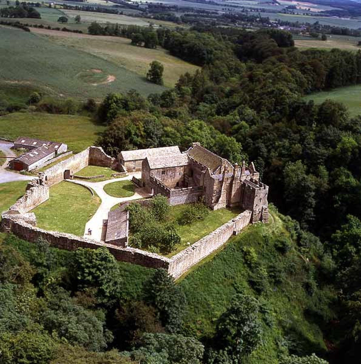 HoganSOG's tweet photo. English Castles, Aydon Castle from the Air, UK. https://t.co/vz4y9aZ7Wc
