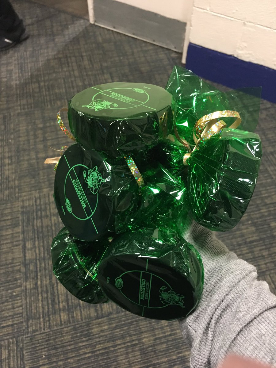 LegosOreosCMilk's tweet photo. A six-leaf shamrock?!? Nah, just my idea of an awesome bouquet- @Chicago_Wolves #StPaddysDay signed pucks! #chicagowolvescharities https://t.co/zVCO0Nltbr
