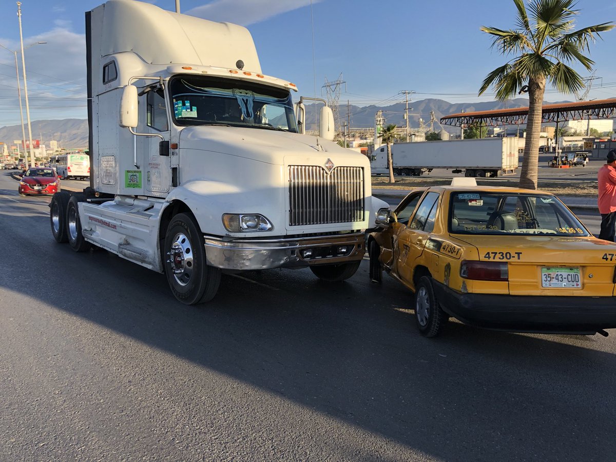 nSaltillo's tweet photo. #Ahora Accidente vial sobre periférico LEA entre Júpiter y Av Las Torres. @BomberoSALTCOAH en el lugar. 

Trafico lento en el área #Saltillo https://t.co/xDLBJiHiB1