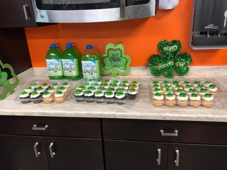 woodfordTHD's tweet photo. Happy St Pattys day from thd360!! #areyouwearinggreen #nopinchesforme #yummycupcakes #illeatlorettas #thd360 https://t.co/jyvhhOZmsV