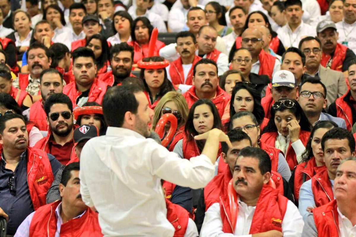 Gracias <a href="/YagodeMarta/">Yago de Marta</a> por impartir tu conferencia “Creando líderes” en nuestro LXIII #ConsejoCROC.