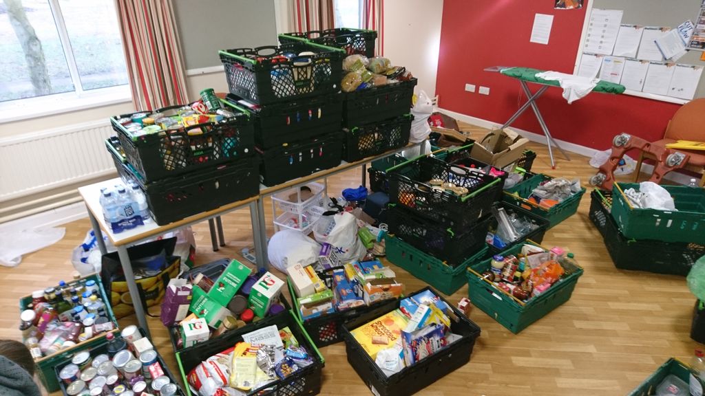WarwickUniSust's tweet photo. The very last day of #GreenWeek18 saw the end of term RAWKUS collection. This  food etc that was left behind after students have left for Easter from @warwickuni halls will soon be going to local charities and food banks.  #foodsurplus #unnessessarywaste #7Blocks https://t.co/IHr1XXOzPS